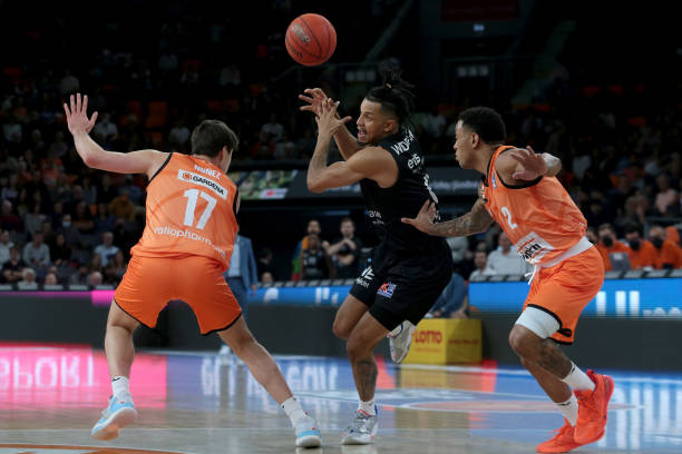 以强硬的防 以强硬的防